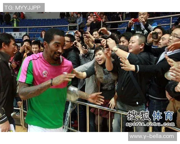 街头偶遇足球明星瞬间记录与热情互动的精彩视频合集