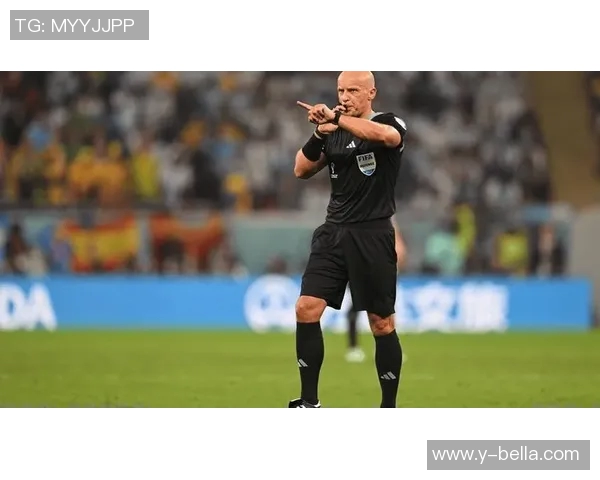 法国足球明星因咬人事件引发争议球迷热议其职业生涯的转折与影响